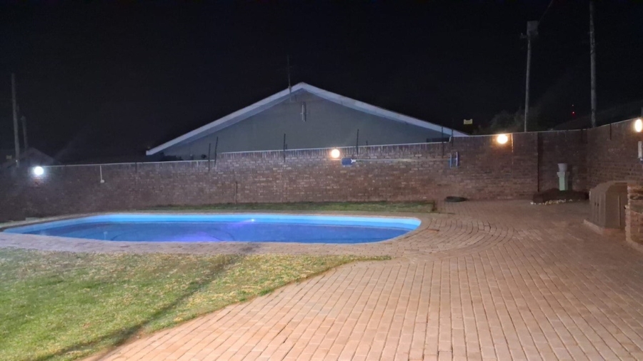 4 Bedroom Property for Sale in Postmasburg Northern Cape